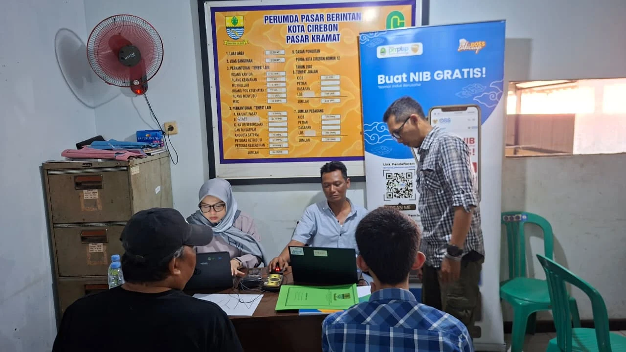 DPMPTSP Jabar dan DPMPTSP Kota Cirebon Hadirkan Layanan OSS dan Pendampingan NIB Langsung di Pasar Kramat